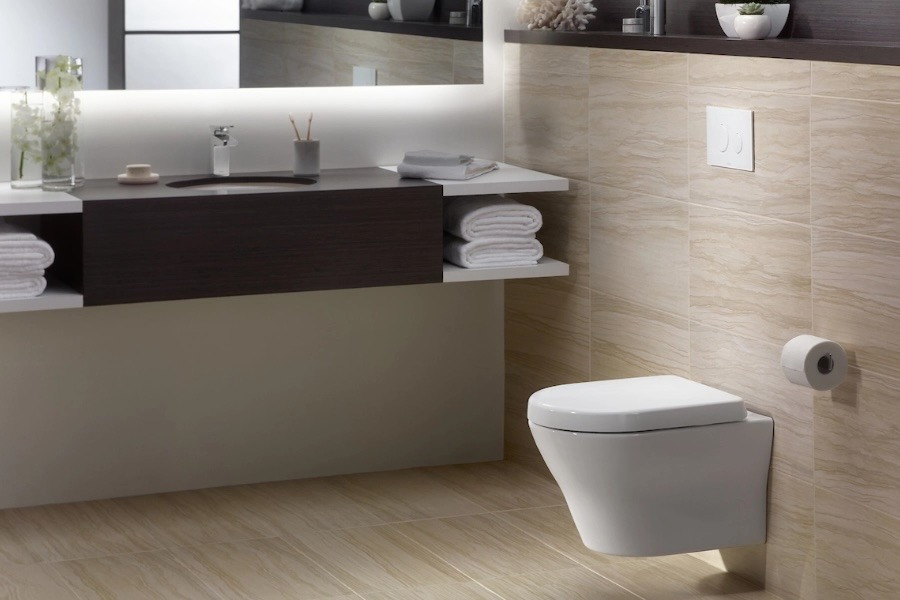 Baño moderno con inodoro suspendido
